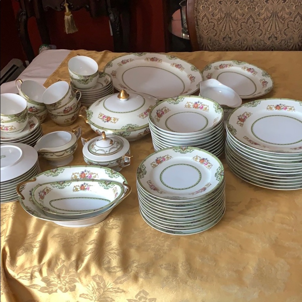 Japan service for twelve with serving ware